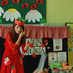 Dzieci podczas zabaw ruchowych z okazji Dnia Jabłka 