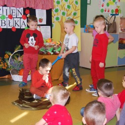 Dzieci podczas zabaw ruchowych z okazji Dnia Jabłka 