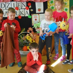 Dzieci podczas zabaw ruchowych z okazji Dnia Jabłka 