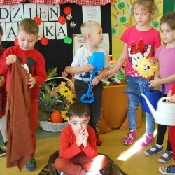 Dzieci podczas zabaw ruchowych z okazji Dnia Jabłka 