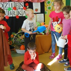 Dzieci podczas zabaw ruchowych z okazji Dnia Jabłka 