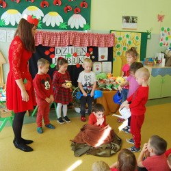 Dzieci podczas zabaw ruchowych z okazji Dnia Jabłka 