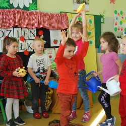 Dzieci podczas zabaw ruchowych z okazji Dnia Jabłka 