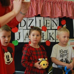 Dzieci podczas zabaw ruchowych z okazji Dnia Jabłka 