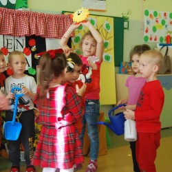 Dzieci podczas zabaw ruchowych z okazji Dnia Jabłka 