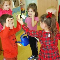 Dzieci podczas zabaw ruchowych z okazji Dnia Jabłka 
