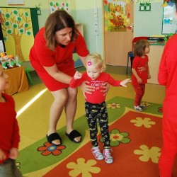Dzieci podczas zabaw ruchowych z okazji Dnia Jabłka 