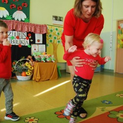 Dzieci podczas zabaw ruchowych z okazji Dnia Jabłka 