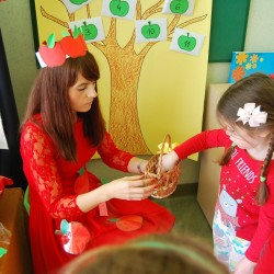 Dzieci podczas zabaw ruchowych z okazji Dnia Jabłka 