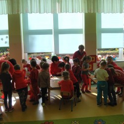 Dzieci podczas zabaw ruchowych z okazji Dnia Jabłka 