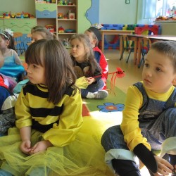 Dzieci przebrane za postacie z bajek 