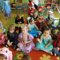 Dzieci przebrane za postacie z bajek 
