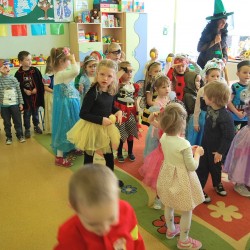 Dzieci przebrane za postacie z bajek tańczą 