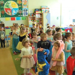Dzieci przebrane za postacie z bajek tańczą 