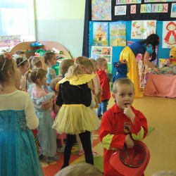 Dzieci przebrane za postacie z bajek tańczą 