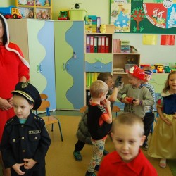 Dzieci przebrane za postacie z bajek 