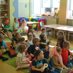 Dzieci przebrane za postacie z bajek 