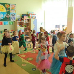 Dzieci przebrane za postacie z bajek tańczą 
