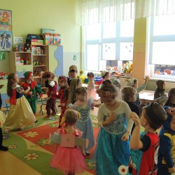 Dzieci przebrane za postacie z bajek tańczą 