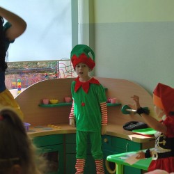 Dzieci przebrane za postacie z bajek tańczą 
