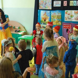 Dzieci przebrane za postacie z bajek tańczą 