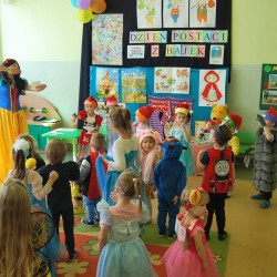 Dzieci przebrane za postacie z bajek tańczą 