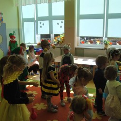 Dzieci przebrane za postacie z bajek tańczą 