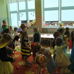 Dzieci przebrane za postacie z bajek tańczą 