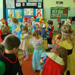 Dzieci przebrane za postacie z bajek tańczą 