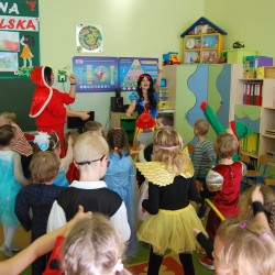 Dzieci przebrane za postacie z bajek tańczą 