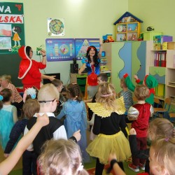 Dzieci przebrane za postacie z bajek tańczą 