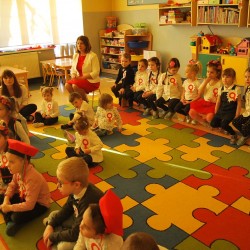  Dzieci z kotylionami z okazji Święta Niepodległości 