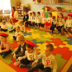  Dzieci z kotylionami z okazji Święta Niepodległości 