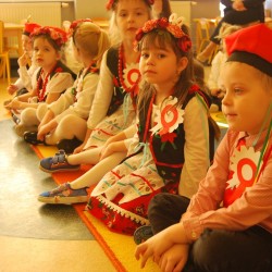  Dzieci z kotylionami z okazji Święta Niepodległości 
