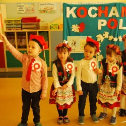  Dzieci z kotylionami z okazji Święta Niepodległości 