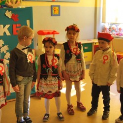  Dzieci z kotylionami z okazji Święta Niepodległości 