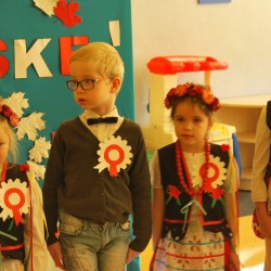  Dzieci z kotylionami z okazji Święta Niepodległości 