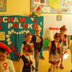  Dzieci z kotylionami z okazji Święta Niepodległości 