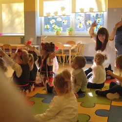  Dzieci z kotylionami z okazji Święta Niepodległości 