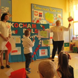  Dzieci z kotylionami z okazji Święta Niepodległości 