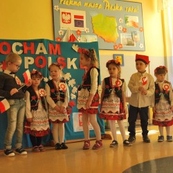  Dzieci z kotylionami z okazji Święta Niepodległości 