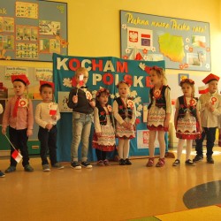  Dzieci z kotylionami z okazji Święta Niepodległości 