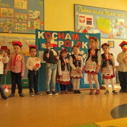  Dzieci z kotylionami z okazji Święta Niepodległości 
