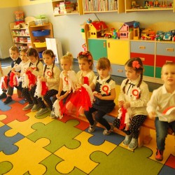  Dzieci z kotylionami z okazji Święta Niepodległości 