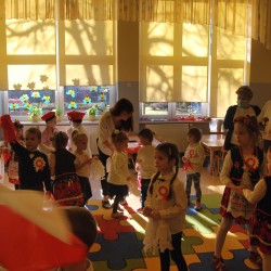  Dzieci z kotylionami z okazji Święta Niepodległości 