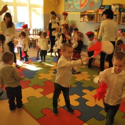  Dzieci z kotylionami z okazji Święta Niepodległości 