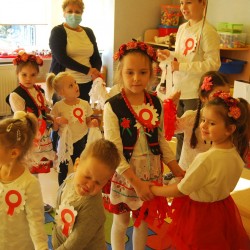 Dzieci z kotylionami z okazji Święta Niepodległości 