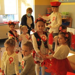  Dzieci z kotylionami z okazji Święta Niepodległości 