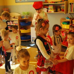  Dzieci z kotylionami z okazji Święta Niepodległości 