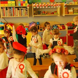  Dzieci z kotylionami z okazji Święta Niepodległości 